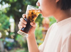Cold Drinks Increase Cancer कैंसर के खतरे में करता है इजाफा