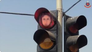 Karina Kapoor Traffic Lights : लाल बत्ती जंप करने वालों को रोकेंगी करीना